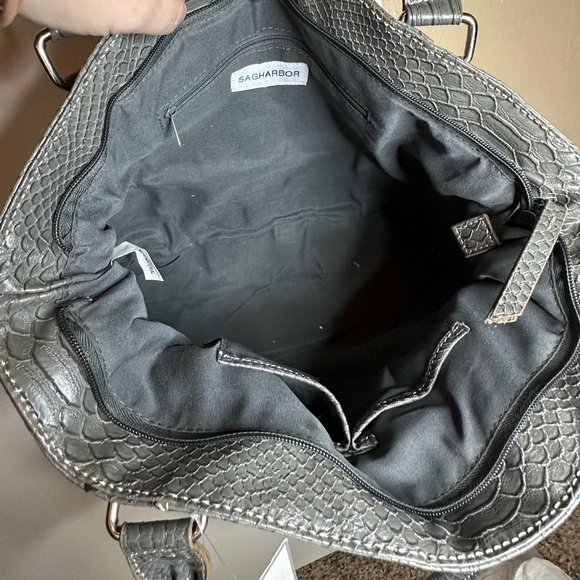 Sag Harbor grey snakeskin purse - Picture 5 of 7